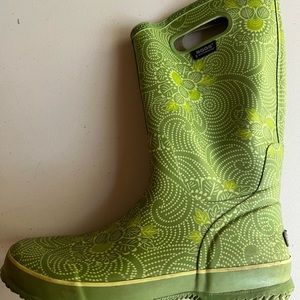 Bog waterproof rain boots.